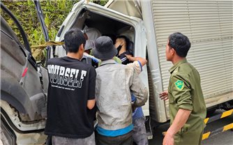 Giải cứu thành công tài xế mắc kẹt trong cabin sau vụ tai nạn giao thông trên đèo Lò Xo