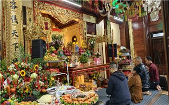 Rộn ràng lễ hội Đền Bà Men trên Vịnh Hạ Long