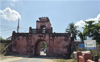 Chấn chỉnh tình trạng xả thải, lấn chiếm mặt bằng tại công trình tu bổ Di tích Thành cổ Diên Khánh