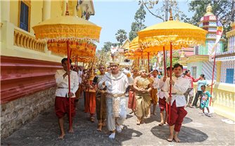 Khoảnh khắc thiêng liêng nhất Tết Chôl Chnăm Thmây của đồng bào Khmer