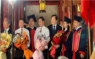 Các nghiên cứu sinh Trường Đại học kinh doanh và Công nghệ Hà Nội nhận bằng tiến sỹ tại Văn Miếu - Quốc tử Giám