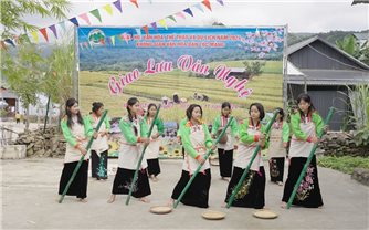 Đồng bào dân tộc Mảng ký cam kết xóa bỏ hủ tục