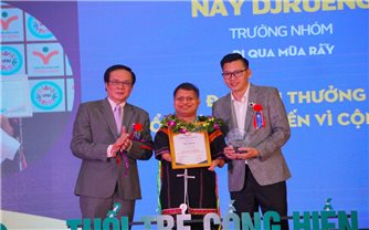 Nghị lực và lòng nhân ái đáng ngưỡng mộ của chàng trai không bàn tay, bàn chân người Gia Rai