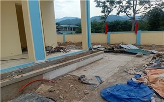 Thiếu vốn trường vùng biên chậm tiến độ, áp lực dồn lên thầy trò