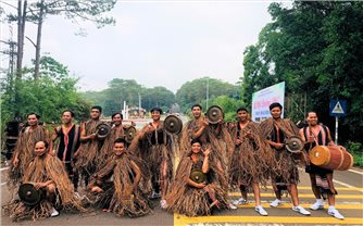 Cồng chiêng, múa xoang níu chân du khách giữa đại ngàn Măng Đen