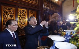 Trang nghiêm Lễ dâng hương tưởng niệm các Vua Hùng trên đỉnh núi Nghĩa Lĩnh