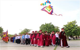 Đại kỳ ngũ sắc tung bay trong ngày Giỗ Tổ Hùng Vương