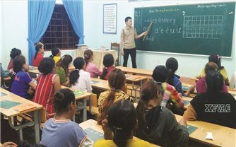 Cụ bà người Tà Ôi 72 tuổi vẫn quyết tâm xóa mù chữ