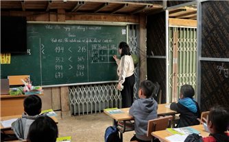 Hàng chục em nhỏ chen chúc trong lớp học dựng tạm ở điểm trường Hỏm Trên