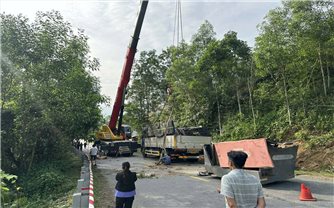 Quảng Ngãi: Lật xe ô tô tải dưới chân đèo Violak, 2 người tử vong