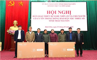 Sở Dân tộc và Tôn giáo tỉnh Thái Nguyên trao Tivi thông minh cho Người có uy tín trong đồng bào DTTS
