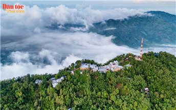 Săn mây trên "nóc nhà" miền Tây