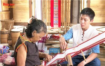Giữ nghề dệt truyền thống của người Ba Na