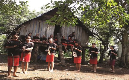 Khi phụ nữ Ê-đê đánh cồng chiêng
