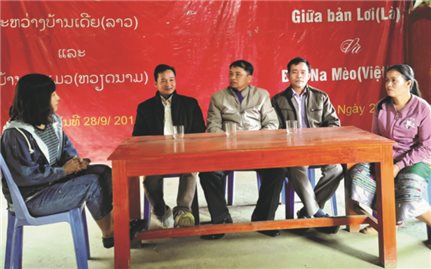 Ấm áp nghĩa tình bản làng hai bên biên giới Việt-Lào
