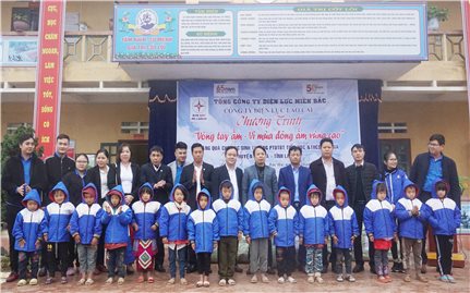 Công ty Điện lực Lào Cai: Mang áo ấm đến với học sinh vùng cao