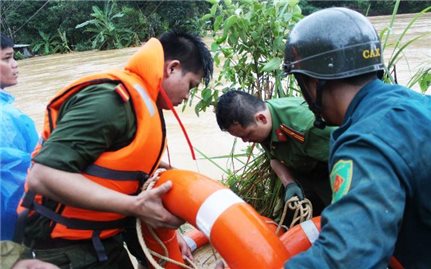Thót tim cảnh đu dây giải cứu 9 người dân giữa dòng lũ ở Quảng Nam