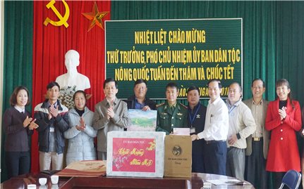 Thứ trưởng, Phó Chủ nhiệm Nông Quốc Tuấn thăm và chúc Tết bà con các dân tộc huyện Phong Thổ