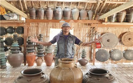 Chàng trai Ba Na bảo tồn văn hóa bằng homestay