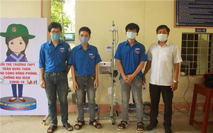 Quảng Ngãi: Ba học sinh chế tạo thiết bị đo thân nhiệt kết hợp rửa tay tự động