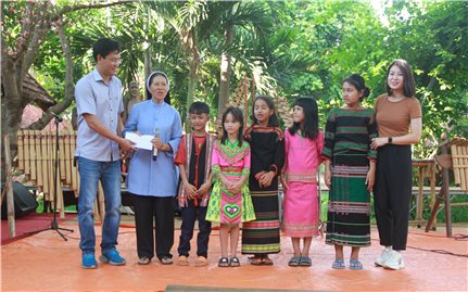Công ty cổ phần sản xuất biến thế HBT Việt Nam trao quà học sinh nghèo