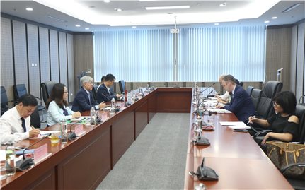 Bộ trưởng, Chủ nhiệm Ủy ban Dân tộc Đỗ Văn Chiến làm việc với Đại sứ Ai Len