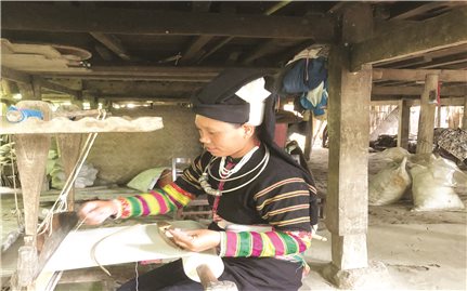 Người giữ nghề dệt thổ cẩm ở xóm Khuổi Khon