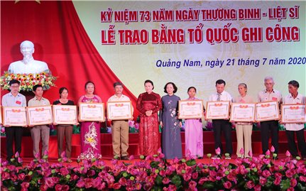 Chủ tịch Quốc hội Nguyễn Thị Kim Ngân dự Lễ trao Bằng Tổ quốc ghi công tại tỉnh Quảng Nam