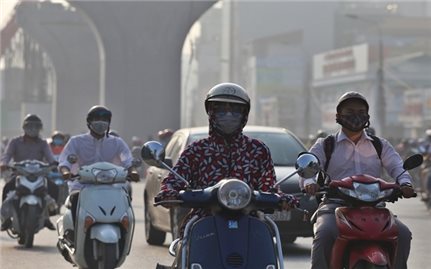 Không khí Hà Nội ô nhiễm, người dân hạn chế ra ngoài