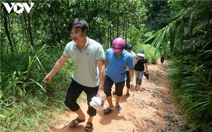 Vùng cao Ba Chẽ: Thầy cô đến vận động, học sinh trốn lên rừng