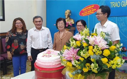 Ban Dân tộc TP. Hồ Chí Minh chúc mừng đảng viên người DTTS nhận Huy hiệu 55 tuổi Đảng