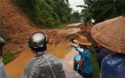 Mưa lũ kèm dông lốc gây thiệt hại tại nhiều địa phương