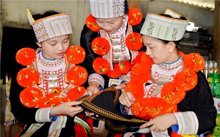Phụ nữ thôn Bản Lục giữ gìn bản sắc văn hóa