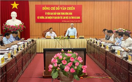 Bộ trưởng, Chủ nhiệm UBDT Đỗ Văn Chiến thăm và làm việc tại tỉnh Hà Giang