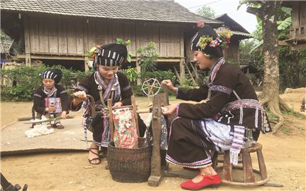 Nét đẹp trang phục truyền thống của phụ nữ dân tộc Lự