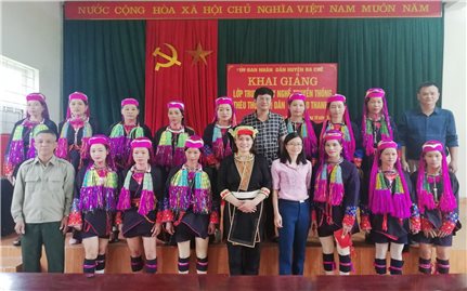 Khai giảng lớp truyền dạy thêu thổ cẩm dân tộc Dao Thanh Y tại Quảng Ninh