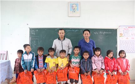 Hỗ trợ cho học sinh vùng lũ Quảng Trị