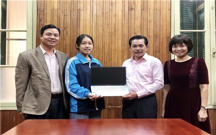 Trao tặng máy tính xách tay cho sinh viên Tao Thị Ón