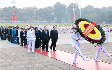 Đại biểu dự Đại hội Thi đua yêu nước vào Lăng viếng Chủ tịch Hồ Chí Minh