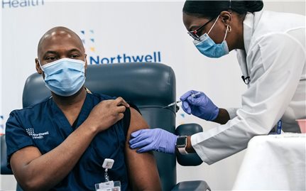 COVID-19 tới 6h sáng 16/12: Mỹ chuẩn bị cấp phép vaccine thứ hai; châu Âu phối hợp tiêm chủng
