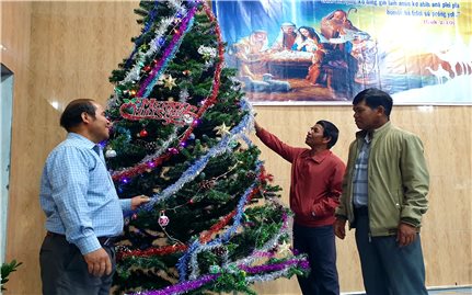 Gia Lai: Đồng bào giáo dân rộn ràng chuẩn bị Lễ Giáng sinh