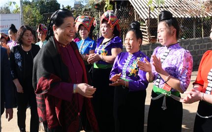 Phó Chủ tịch Thường trực Quốc hội thăm và tặng áo ấm các em học sinh tại bản Phứa Cón, Sơn La