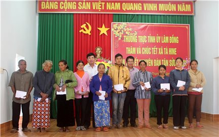 Lâm Đồng: Trao quà Tết cho hộ đồng bào nghèo 5 xã vùng loan