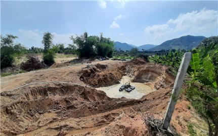 Cam Lâm (Khánh Hòa): Loạn tình trạng khai thác cát trái phép