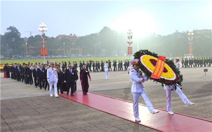 Đại biểu dự Đại hội lần thứ XIII của Đảng vào Lăng viếng Chủ tịch Hồ Chí Minh