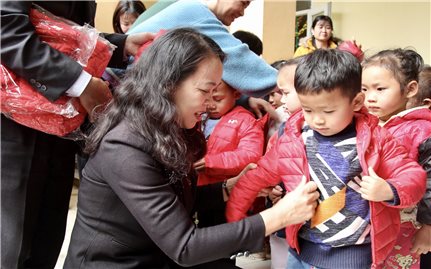 Thứ trưởng, Phó Chủ nhiệm Hoàng Thị Hạnh chúc Tết tại tỉnh Thanh Hóa