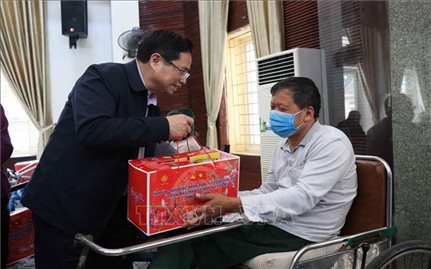 Đồng chí Phạm Minh Chính thăm Trung tâm Điều dưỡng thương binh Thuận Thành
