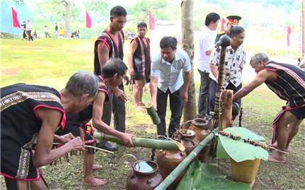 Lễ cúng giọt nước của người Gia Rai ở làng Ia Krêl