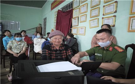 Cụ bà 80 tuổi vẫn hăng hái đi làm căn cước công dân