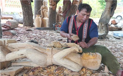 Hội thi chế tác tượng gỗ dân gian tại huyện Kon Plông (Kon Tum)
